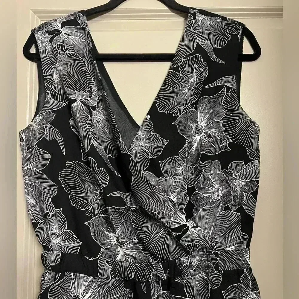 Loft Outlet Black & White Floral Romper - Size Small Petite - Picture 2 of 9